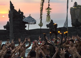Pokaz tańca Kecak przy świątyni Uluwatu i romantyczna kolacja na plaży